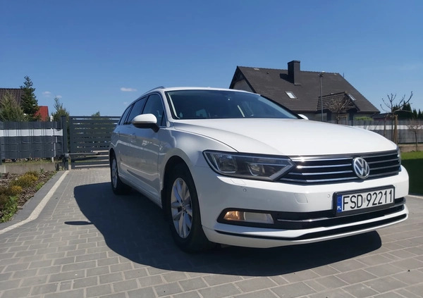 Volkswagen Passat cena 60900 przebieg: 172000, rok produkcji 2015 z Drezdenko małe 154